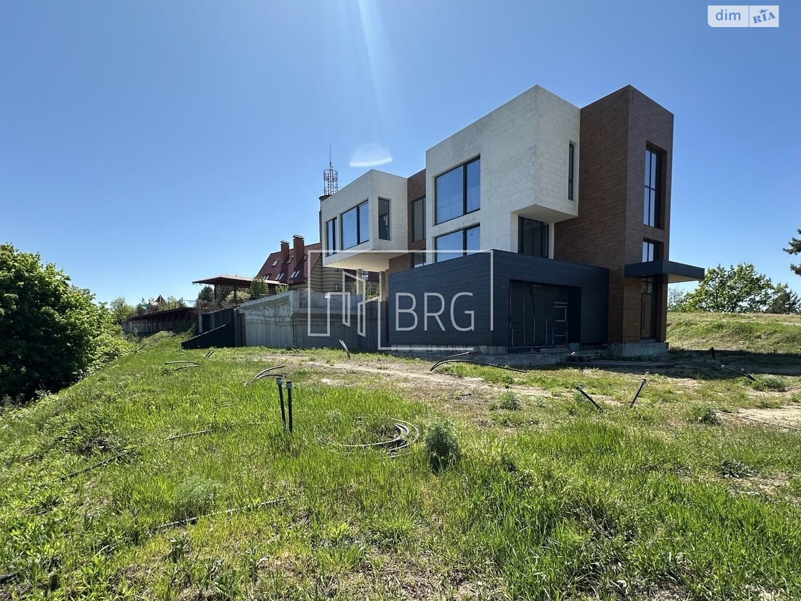 трехэтажный дом с балконом, 723 кв. м, кирпич. Продажа в Лесниках фото 1 трехэтажный дом с балконом, 723 кв. м, кирпич. Продажа в Лесниках фото 1