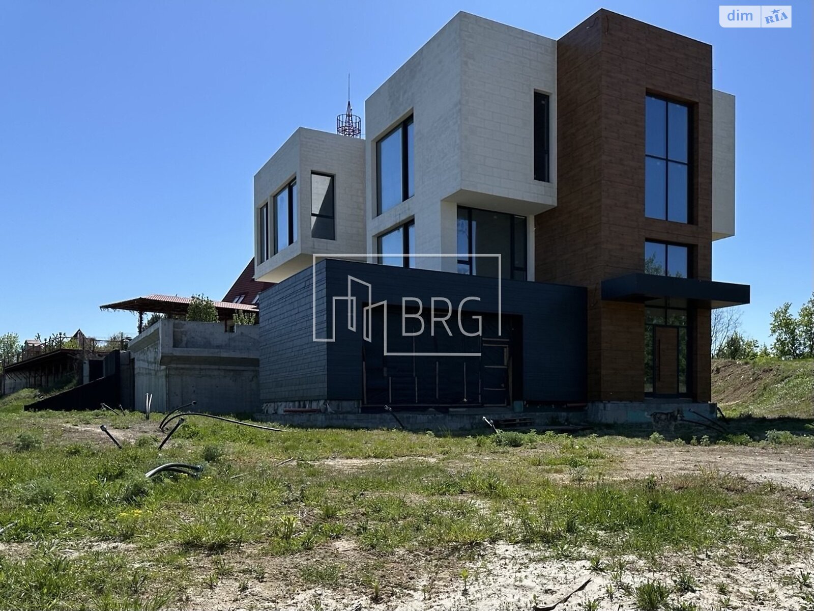 трехэтажный дом с балконом, 723 кв. м, кирпич. Продажа в Лесниках фото 1 трехэтажный дом с балконом, 723 кв. м, кирпич. Продажа в Лесниках фото 1