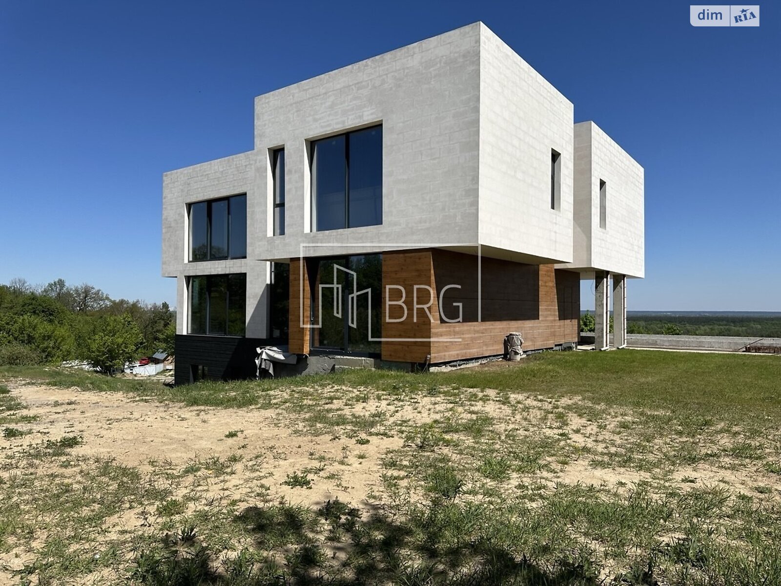 трехэтажный дом с балконом, 723 кв. м, кирпич. Продажа в Лесниках фото 1 трехэтажный дом с балконом, 723 кв. м, кирпич. Продажа в Лесниках фото 1