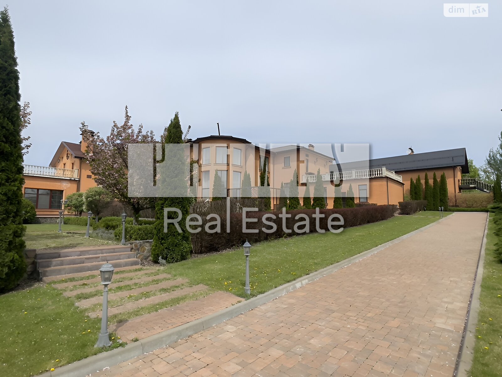 триповерховий будинок з верандою, 1407 кв. м, цегла. Продаж у Лісниках фото 1 триповерховий будинок з верандою, 1407 кв. м, цегла. Продаж у Лісниках фото 1
