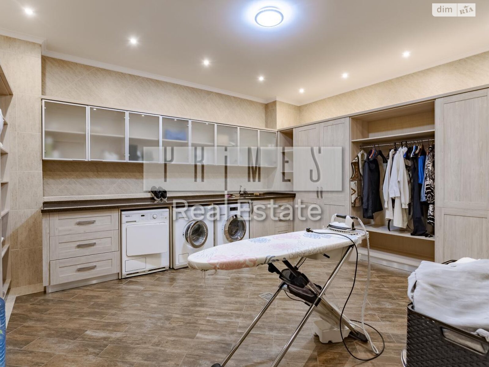 триповерховий будинок з верандою, 1406.9 кв. м, цегла. Продаж у Лісниках фото 1 триповерховий будинок з верандою, 1406.9 кв. м, цегла. Продаж у Лісниках фото 1