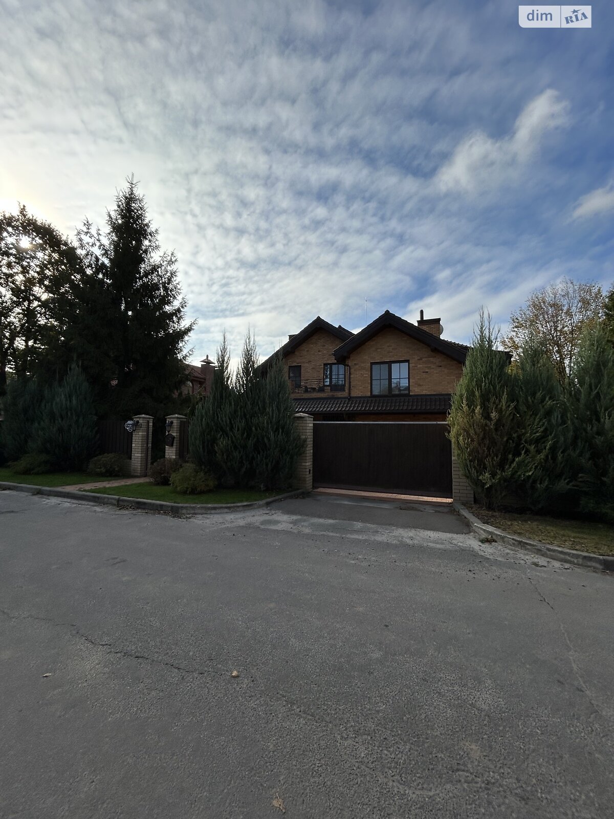 трехэтажный дом с гаражом, 493.8 кв. м, кирпич. Продажа в Лесниках фото 1 трехэтажный дом с гаражом, 493.8 кв. м, кирпич. Продажа в Лесниках фото 1