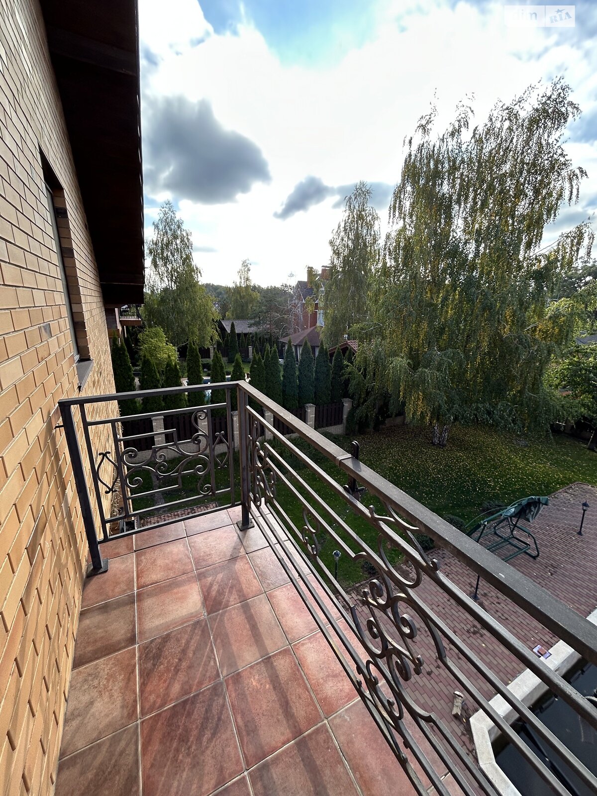 трехэтажный дом с гаражом, 493.8 кв. м, кирпич. Продажа в Лесниках фото 1 трехэтажный дом с гаражом, 493.8 кв. м, кирпич. Продажа в Лесниках фото 1