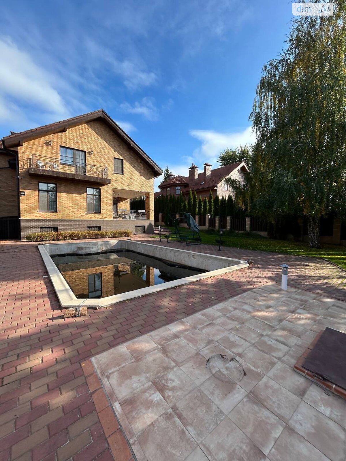трехэтажный дом с гаражом, 493.8 кв. м, кирпич. Продажа в Лесниках фото 1 трехэтажный дом с гаражом, 493.8 кв. м, кирпич. Продажа в Лесниках фото 1