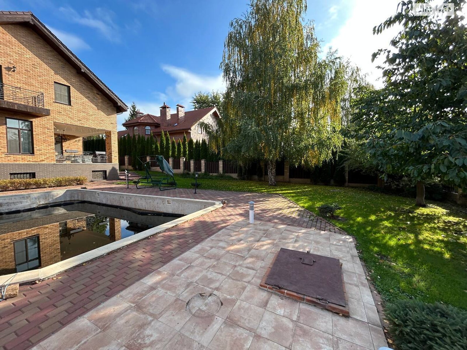 трехэтажный дом с гаражом, 493.8 кв. м, кирпич. Продажа в Лесниках фото 1 трехэтажный дом с гаражом, 493.8 кв. м, кирпич. Продажа в Лесниках фото 1