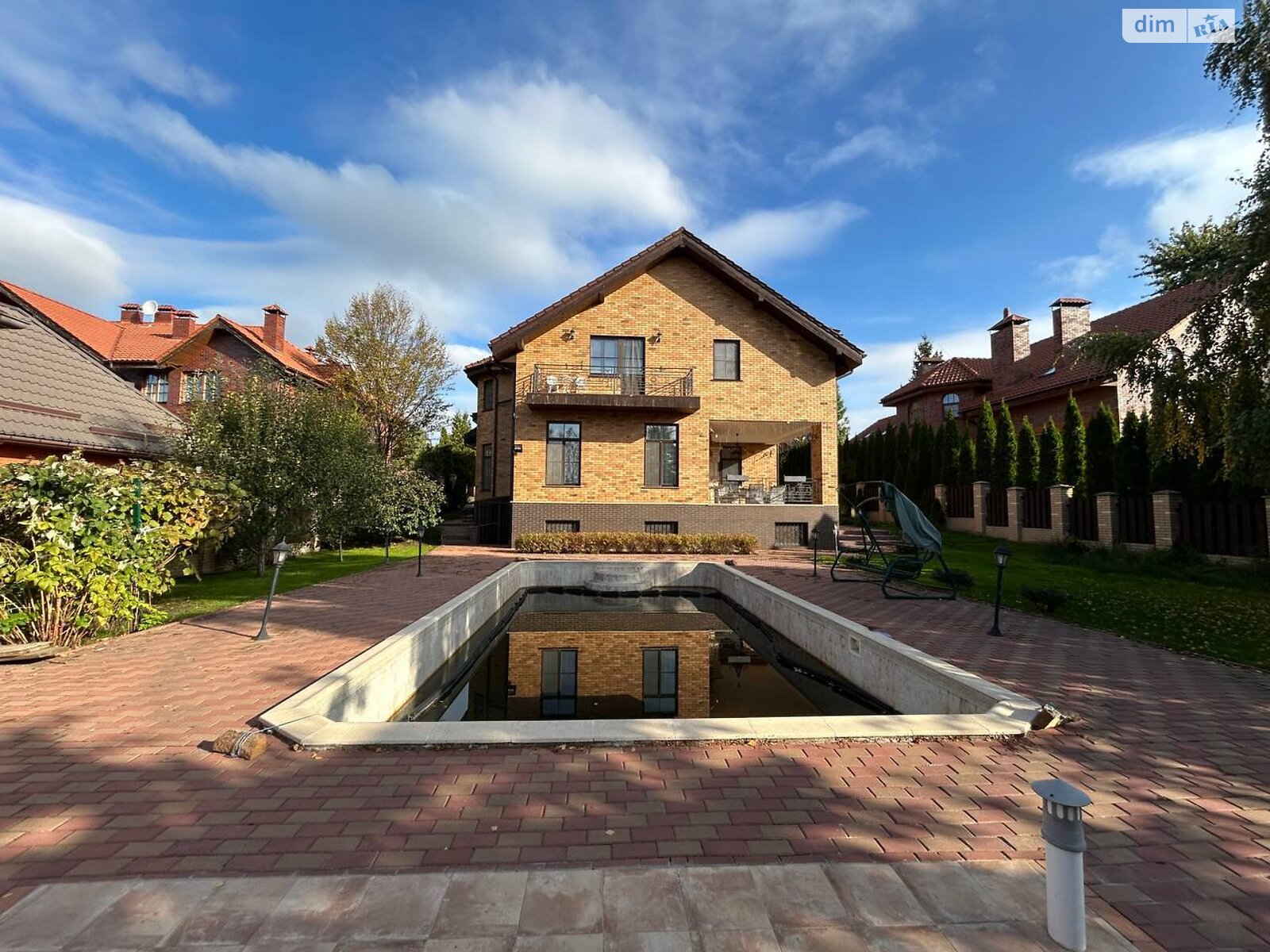 трехэтажный дом с гаражом, 493.8 кв. м, кирпич. Продажа в Лесниках фото 1 трехэтажный дом с гаражом, 493.8 кв. м, кирпич. Продажа в Лесниках фото 1