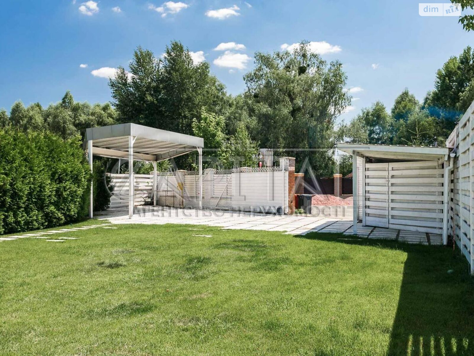 одноэтажный дом с верандой, 250 кв. м, кирпич. Продажа в Лесниках фото 1 одноэтажный дом с верандой, 250 кв. м, кирпич. Продажа в Лесниках фото 1