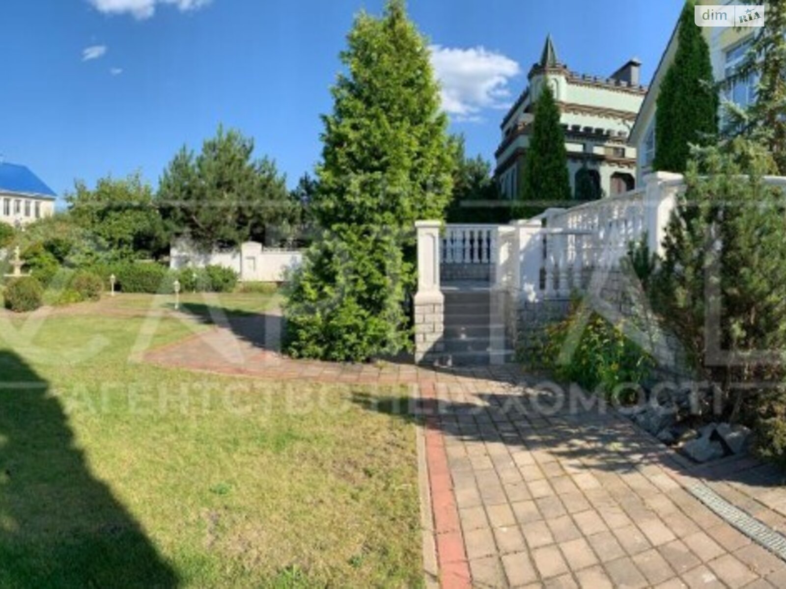 трехэтажный дом, 493 кв. м, кирпич. Продажа в Лесниках фото 1