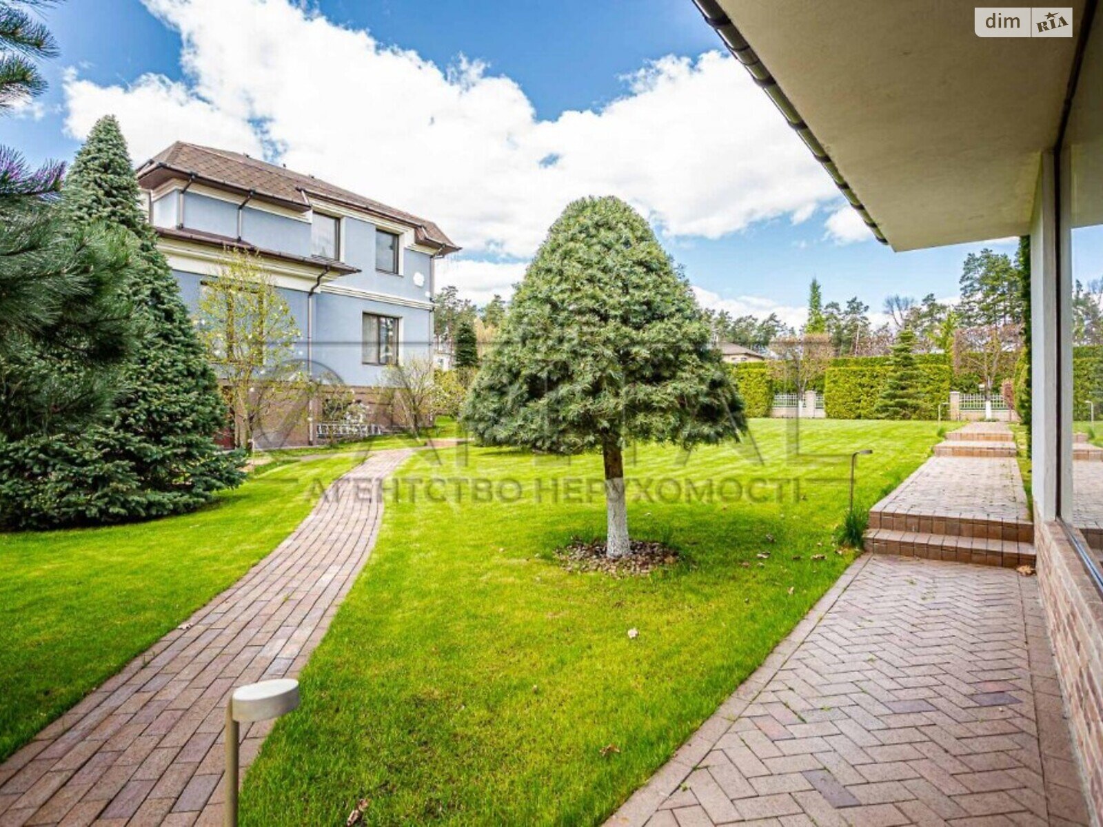 трехэтажный дом, 627 кв. м, кирпич. Продажа в Лесном фото 1