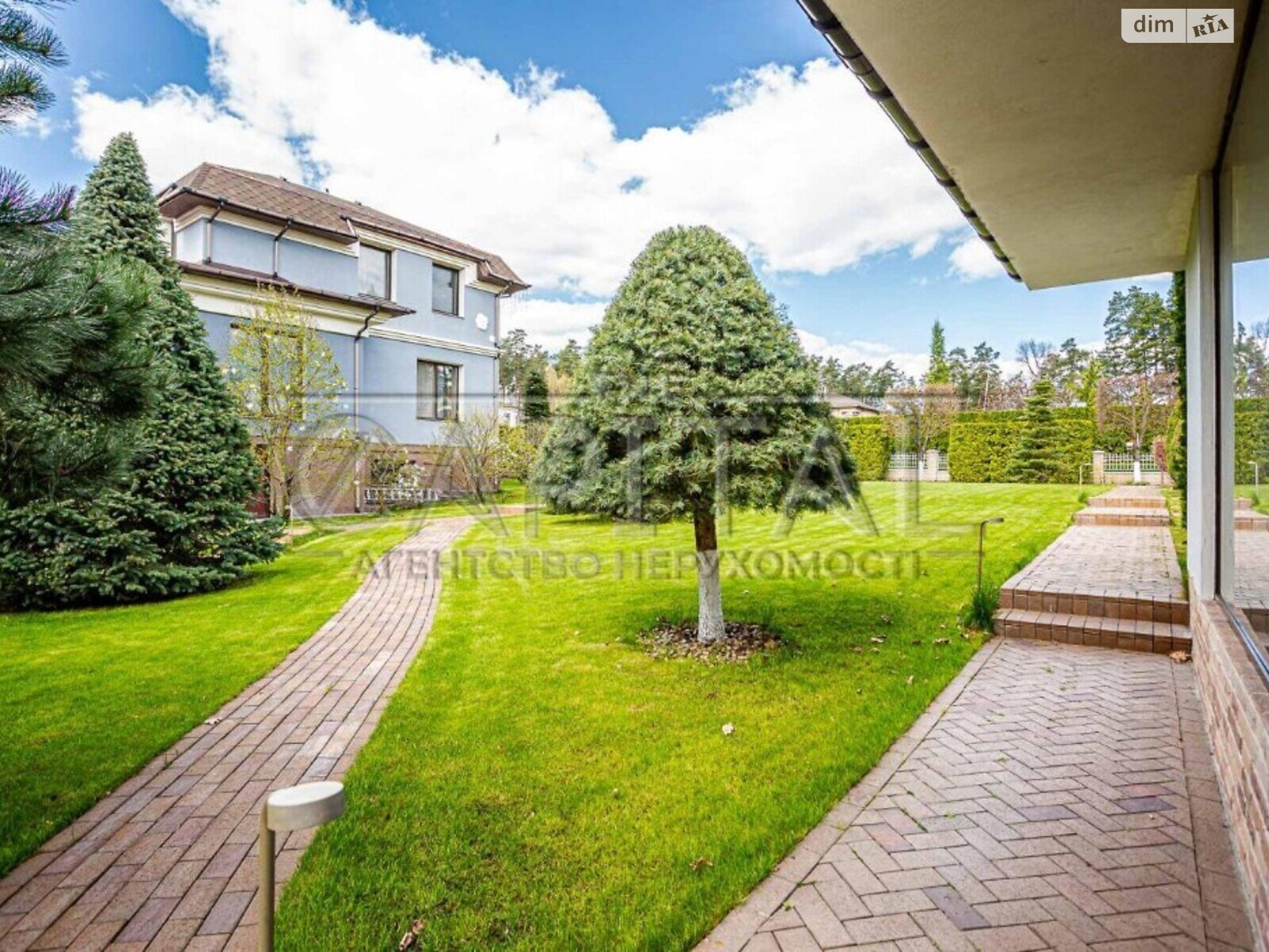 трехэтажный дом, 627 кв. м, кирпич. Продажа в Лесном фото 1