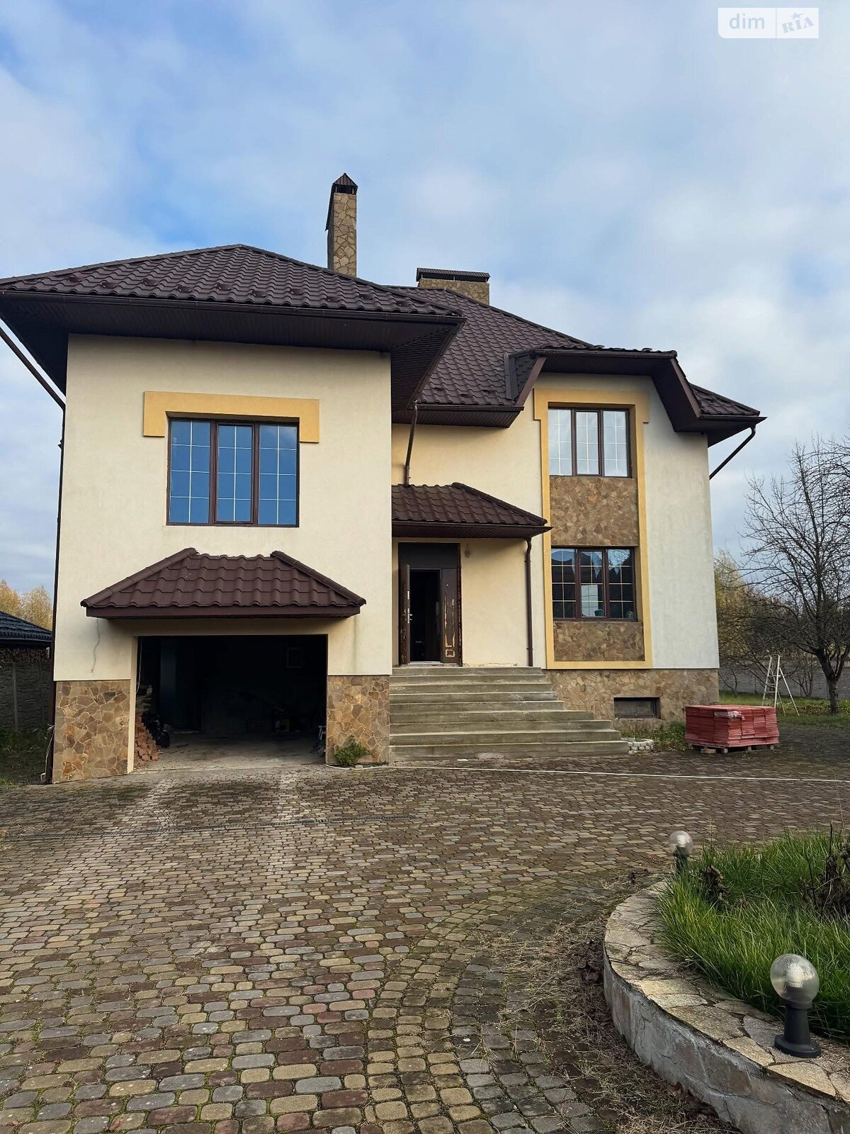 двухэтажный дом с отоплением, 350 кв. м, кирпич. Продажа в Липинах фото 1