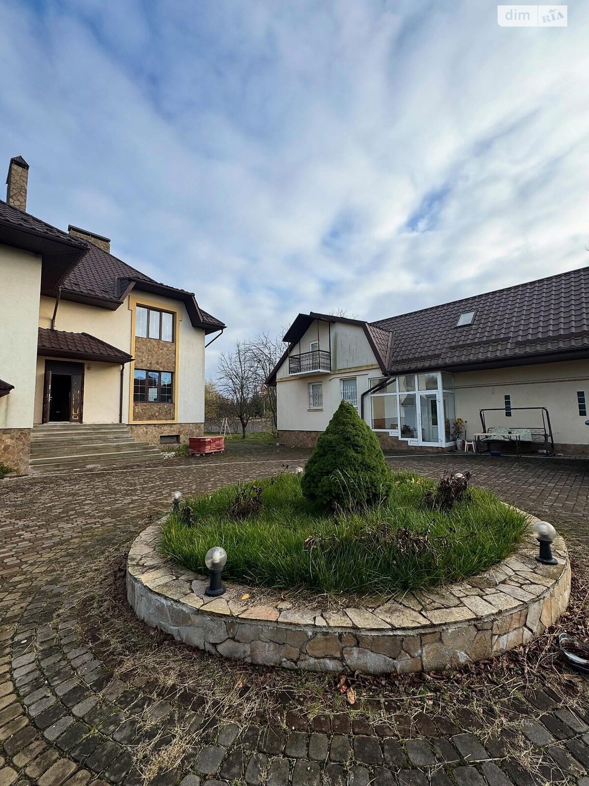 двухэтажный дом с отоплением, 350 кв. м, кирпич. Продажа в Липинах фото 1