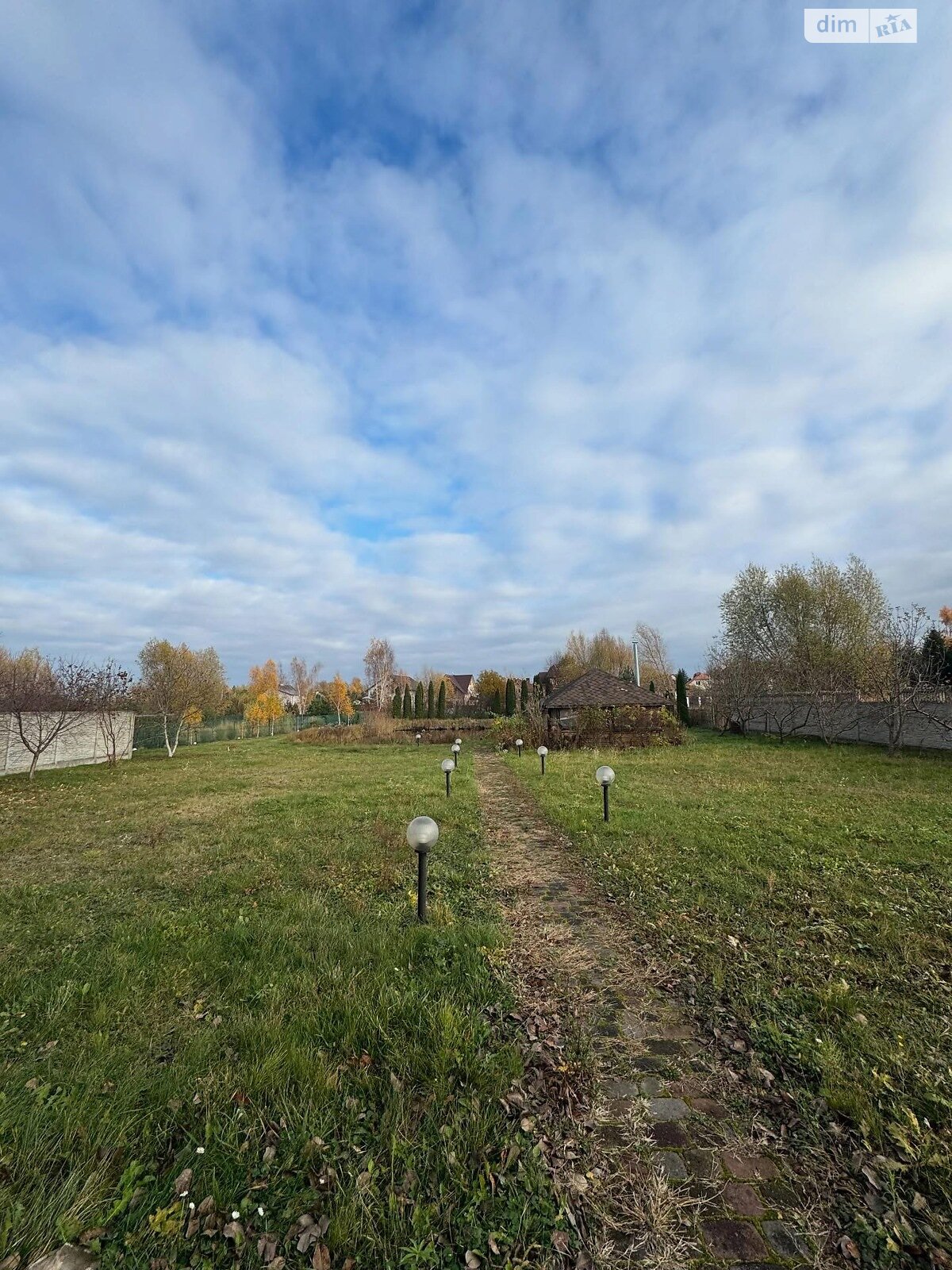 двухэтажный дом с отоплением, 350 кв. м, кирпич. Продажа в Липинах фото 1