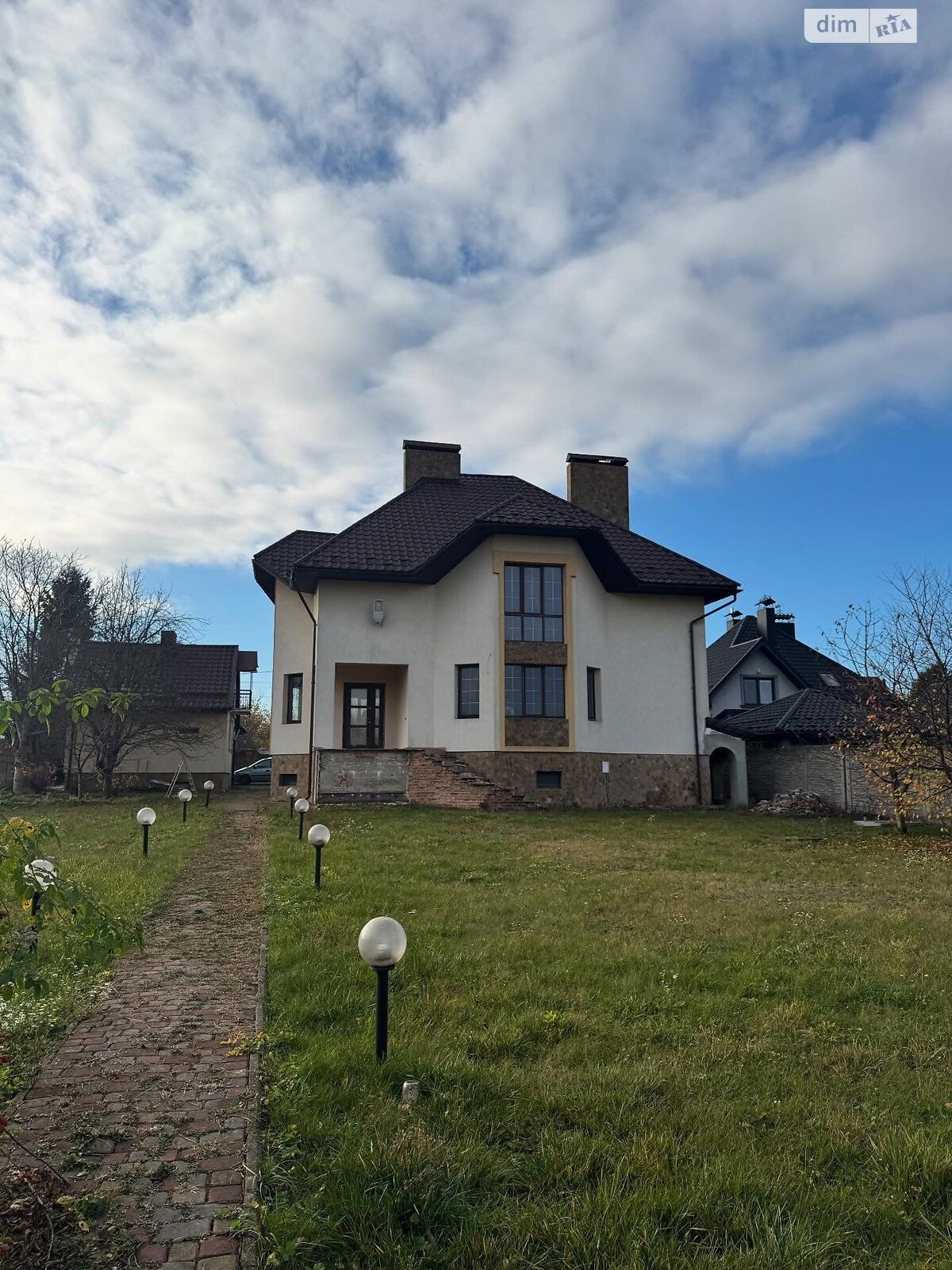 двухэтажный дом с отоплением, 350 кв. м, кирпич. Продажа в Липинах фото 1