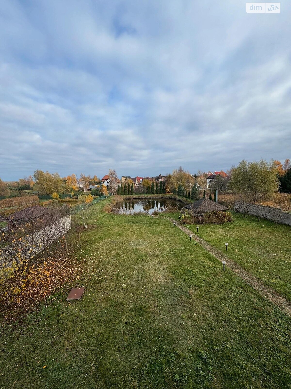 двухэтажный дом с отоплением, 350 кв. м, кирпич. Продажа в Липинах фото 1