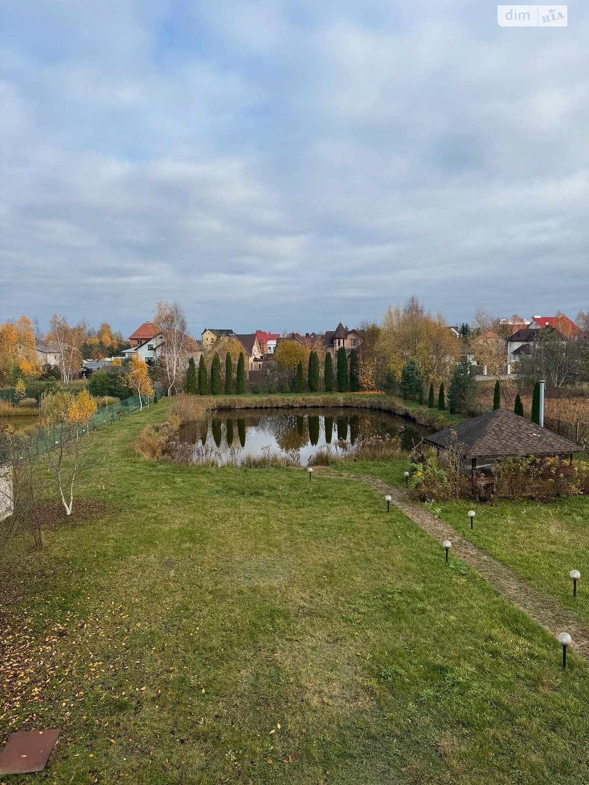 двухэтажный дом с отоплением, 350 кв. м, кирпич. Продажа в Липинах фото 1