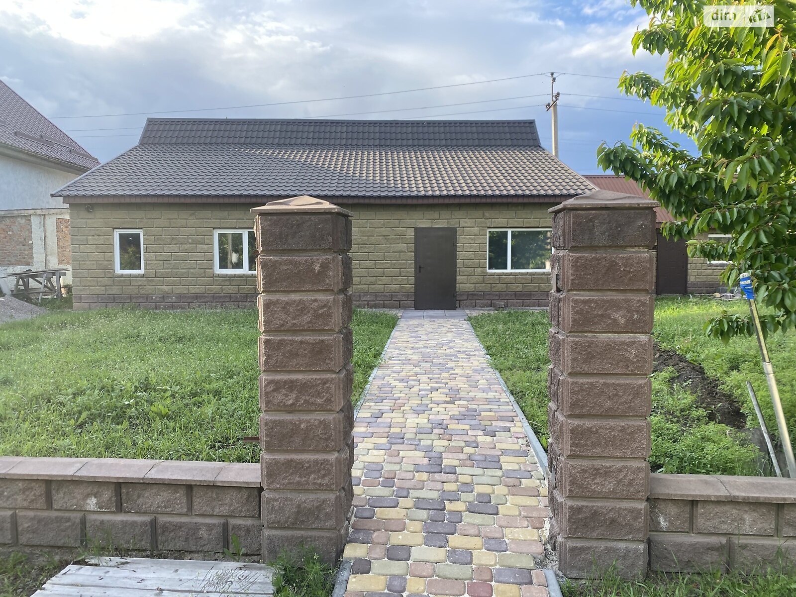 одноэтажный дом с гаражом, 97 кв. м, кирпич. Продажа в Лубнах район Лубны фото 1 одноэтажный дом с гаражом, 97 кв. м, кирпич. Продажа в Лубнах район Лубны фото 1