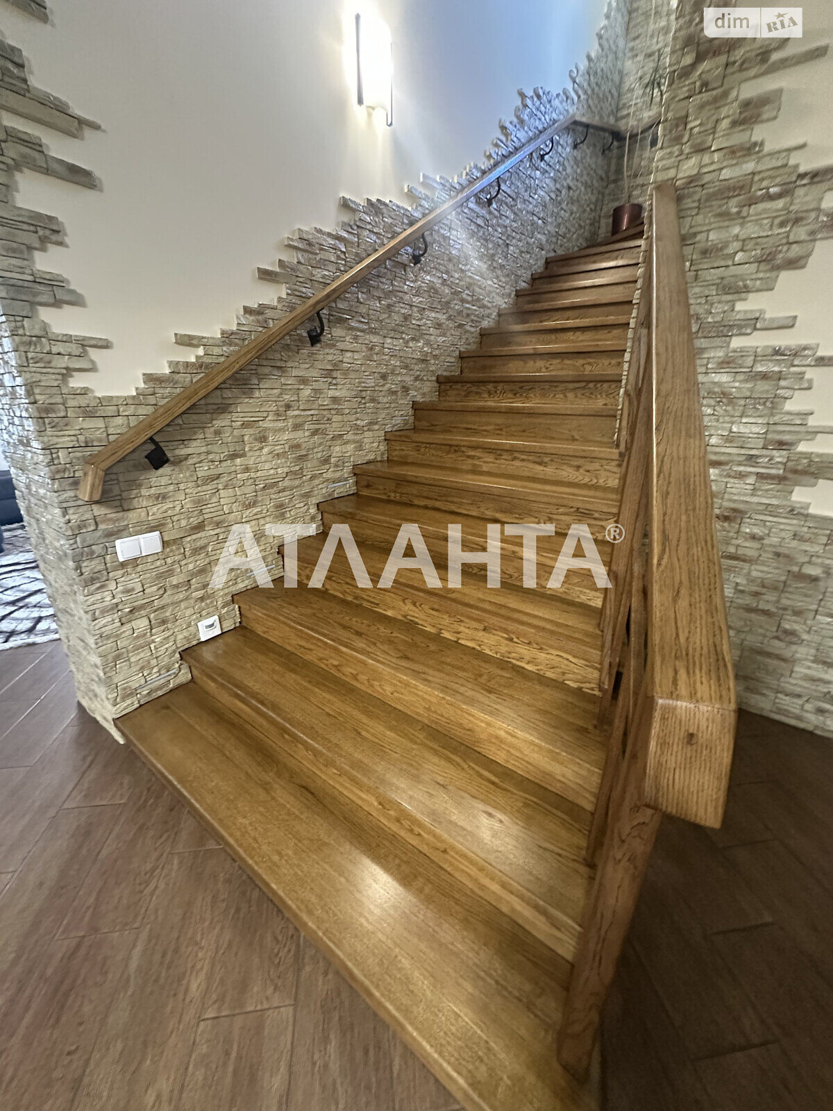 двоповерховий будинок, 350 кв. м, кирпич. Продаж у Лужанах фото 1 двоповерховий будинок, 350 кв. м, кирпич. Продаж у Лужанах фото 1