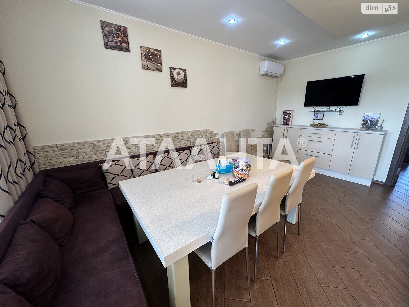 двоповерховий будинок, 350 кв. м, кирпич. Продаж у Лужанах фото 1 двоповерховий будинок, 350 кв. м, кирпич. Продаж у Лужанах фото 1