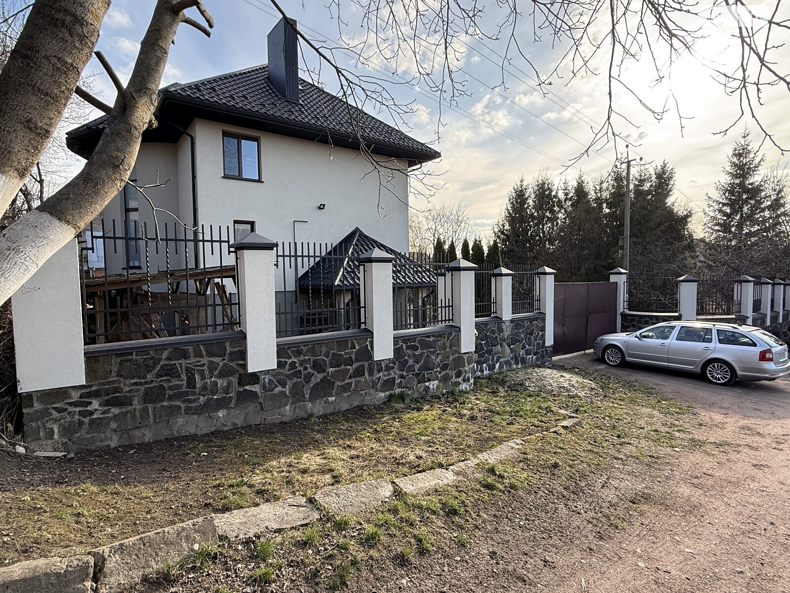 трехэтажный дом с верандой, 210 кв. м, кирпич. Продажа в Луцке район Кичкаревка фото 1 трехэтажный дом с верандой, 210 кв. м, кирпич. Продажа в Луцке район Кичкаревка фото 1