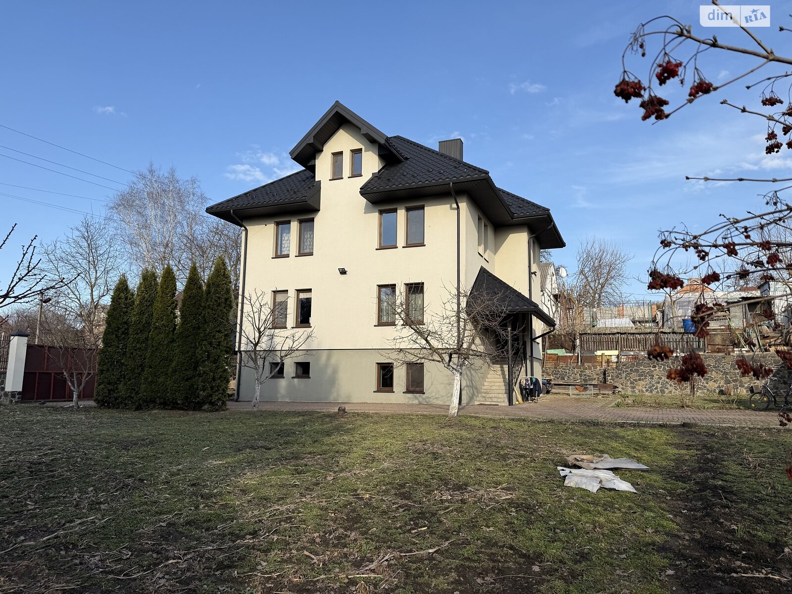 трехэтажный дом с верандой, 210 кв. м, кирпич. Продажа в Луцке район Кичкаревка фото 1 трехэтажный дом с верандой, 210 кв. м, кирпич. Продажа в Луцке район Кичкаревка фото 1