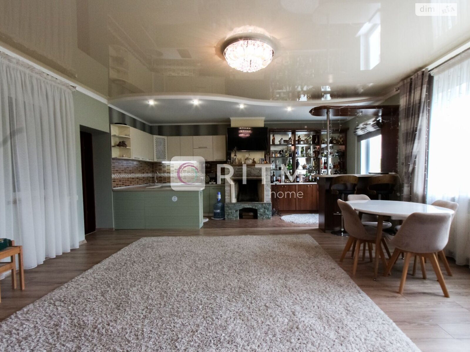 трехэтажный дом с гаражом, 262 кв. м, кирпич. Продажа в Луцке фото 1 трехэтажный дом с гаражом, 262 кв. м, кирпич. Продажа в Луцке фото 1