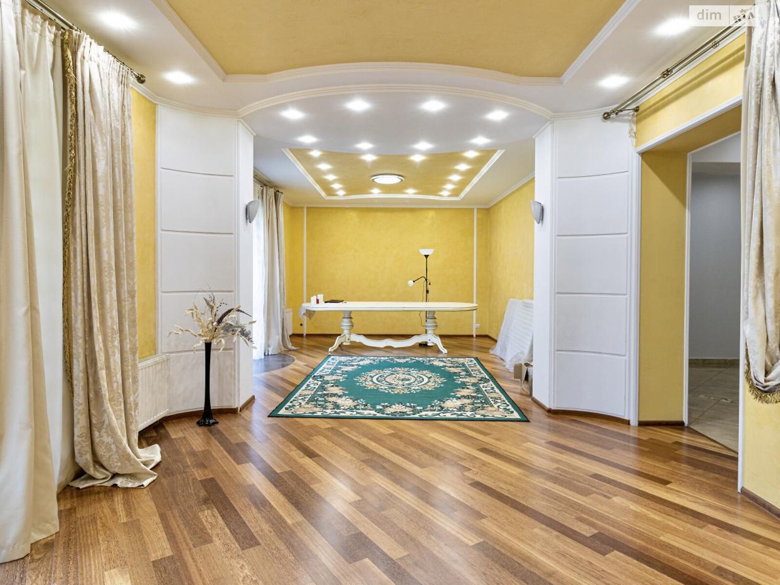 триповерховий будинок з верандою, 510 кв. м, цегла. Продаж у Львові фото 1 триповерховий будинок з верандою, 510 кв. м, цегла. Продаж у Львові фото 1