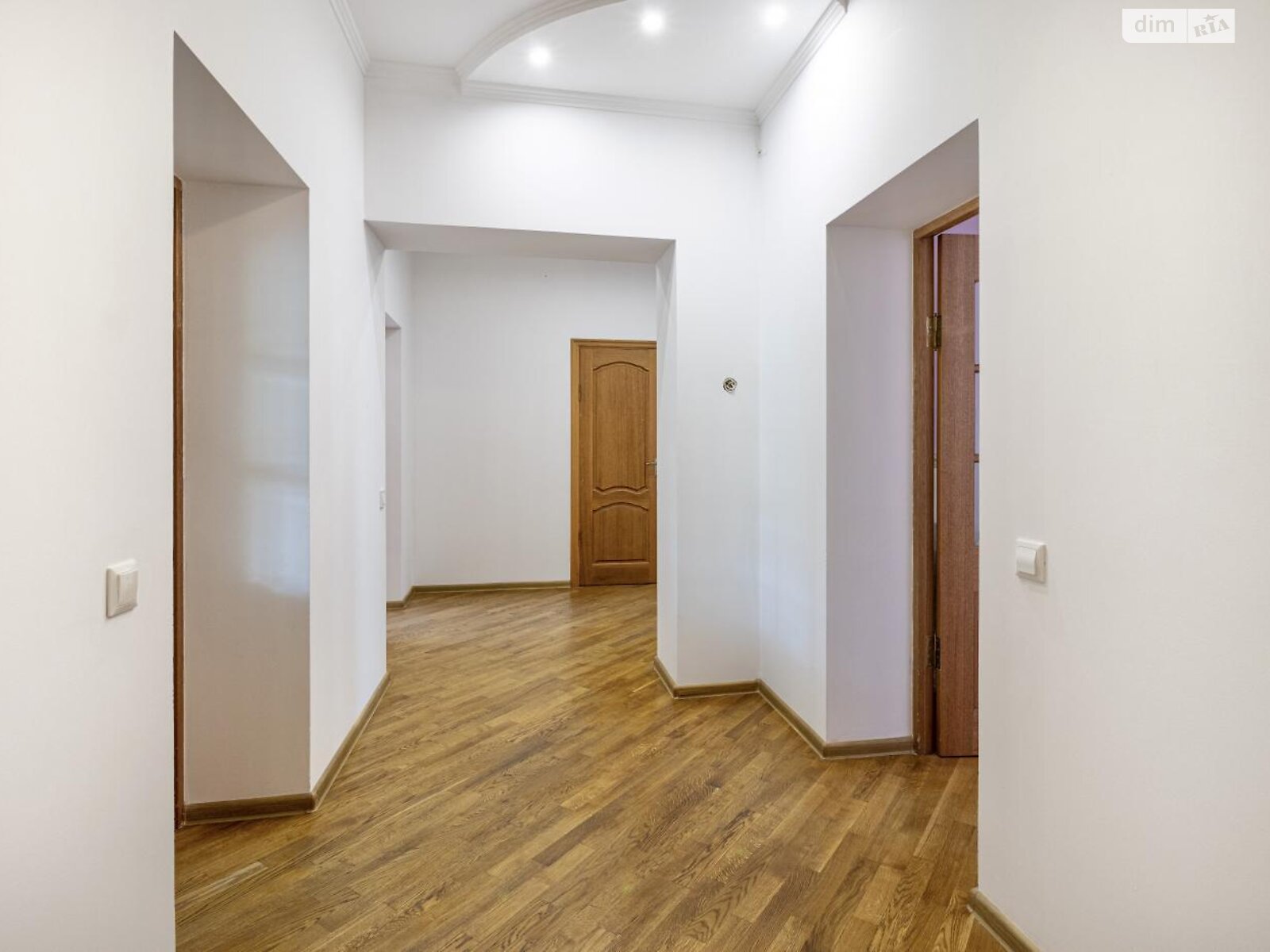 триповерховий будинок з верандою, 510 кв. м, цегла. Продаж у Львові фото 1 триповерховий будинок з верандою, 510 кв. м, цегла. Продаж у Львові фото 1