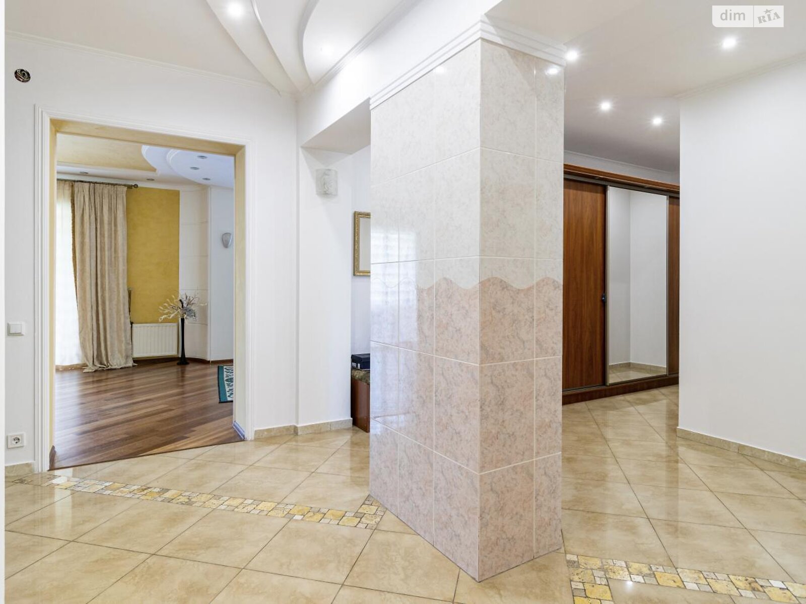 триповерховий будинок з верандою, 510 кв. м, цегла. Продаж у Львові фото 1 триповерховий будинок з верандою, 510 кв. м, цегла. Продаж у Львові фото 1