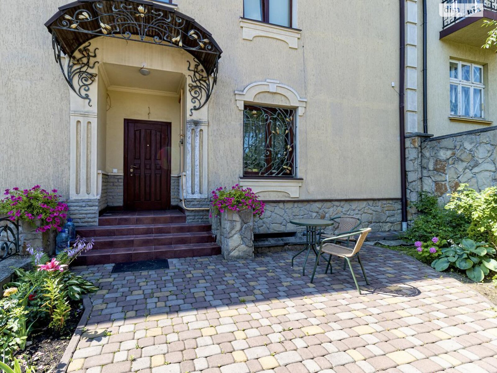 триповерховий будинок з верандою, 510 кв. м, цегла. Продаж у Львові фото 1 триповерховий будинок з верандою, 510 кв. м, цегла. Продаж у Львові фото 1