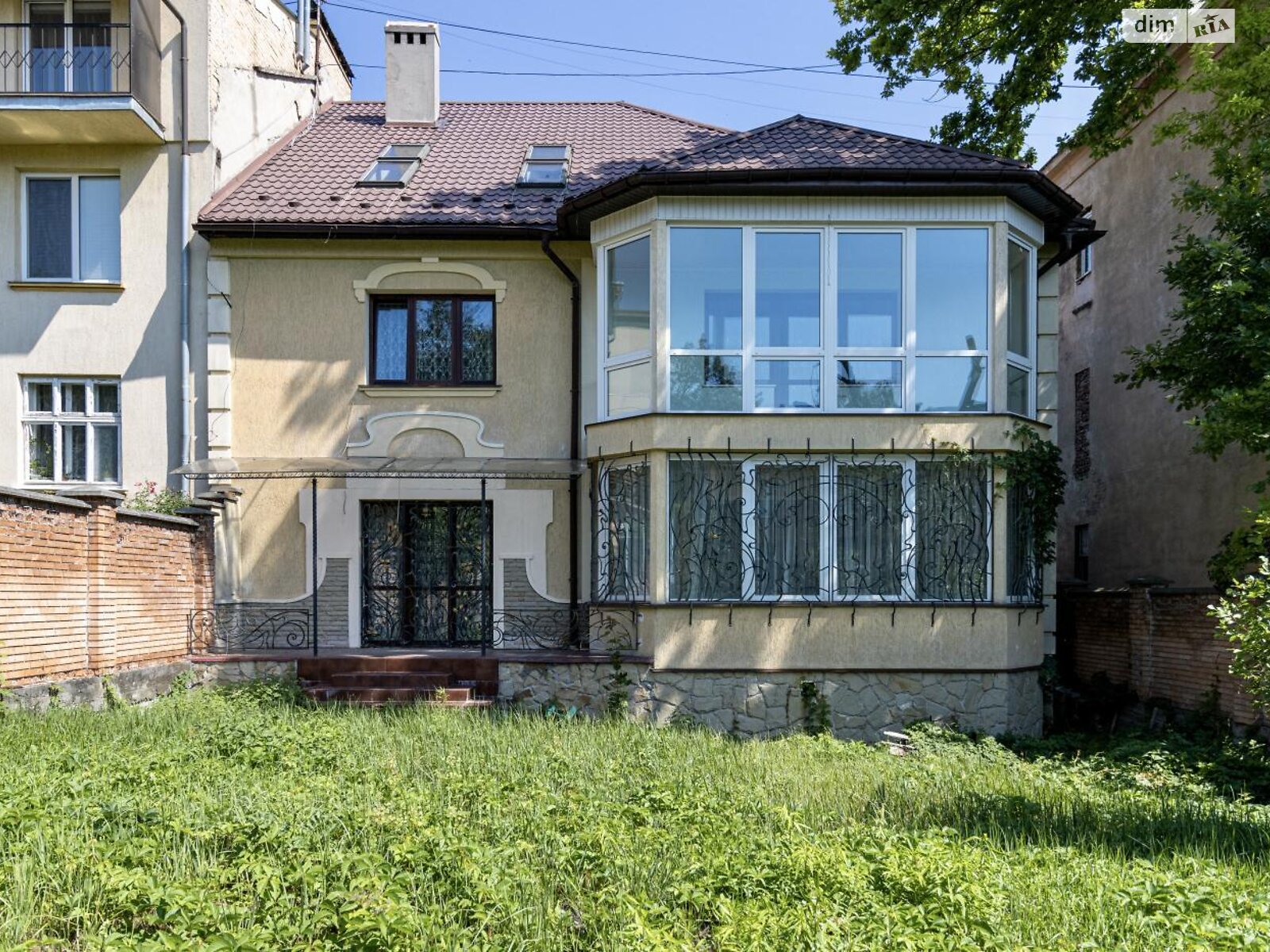триповерховий будинок з верандою, 510 кв. м, цегла. Продаж у Львові фото 1 триповерховий будинок з верандою, 510 кв. м, цегла. Продаж у Львові фото 1