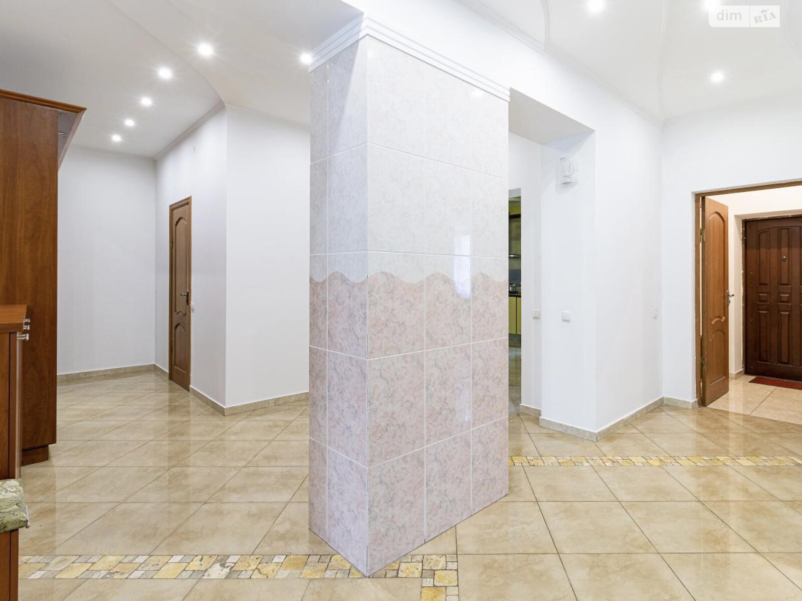 триповерховий будинок з ремонтом, 510 кв. м, цегла. Продаж у Львові фото 1 триповерховий будинок з ремонтом, 510 кв. м, цегла. Продаж у Львові фото 1
