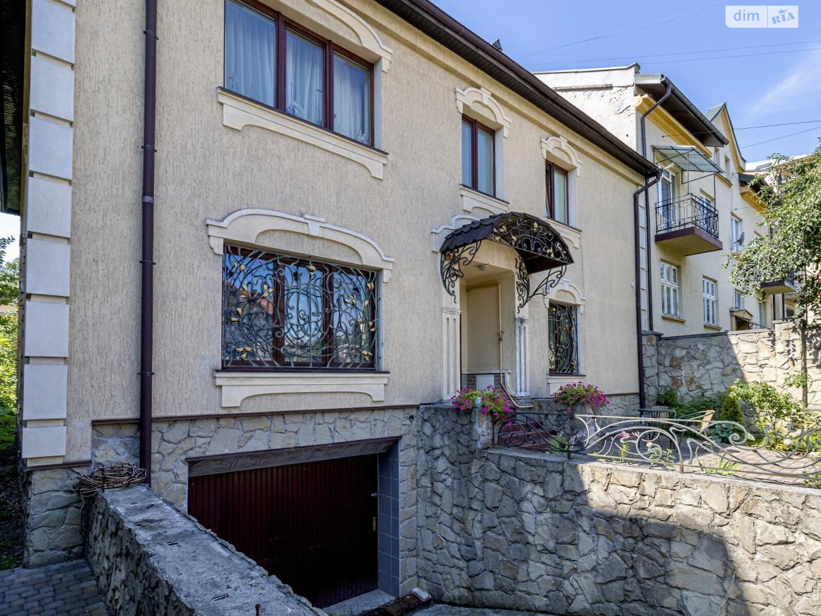 триповерховий будинок з ремонтом, 510 кв. м, цегла. Продаж у Львові фото 1 триповерховий будинок з ремонтом, 510 кв. м, цегла. Продаж у Львові фото 1
