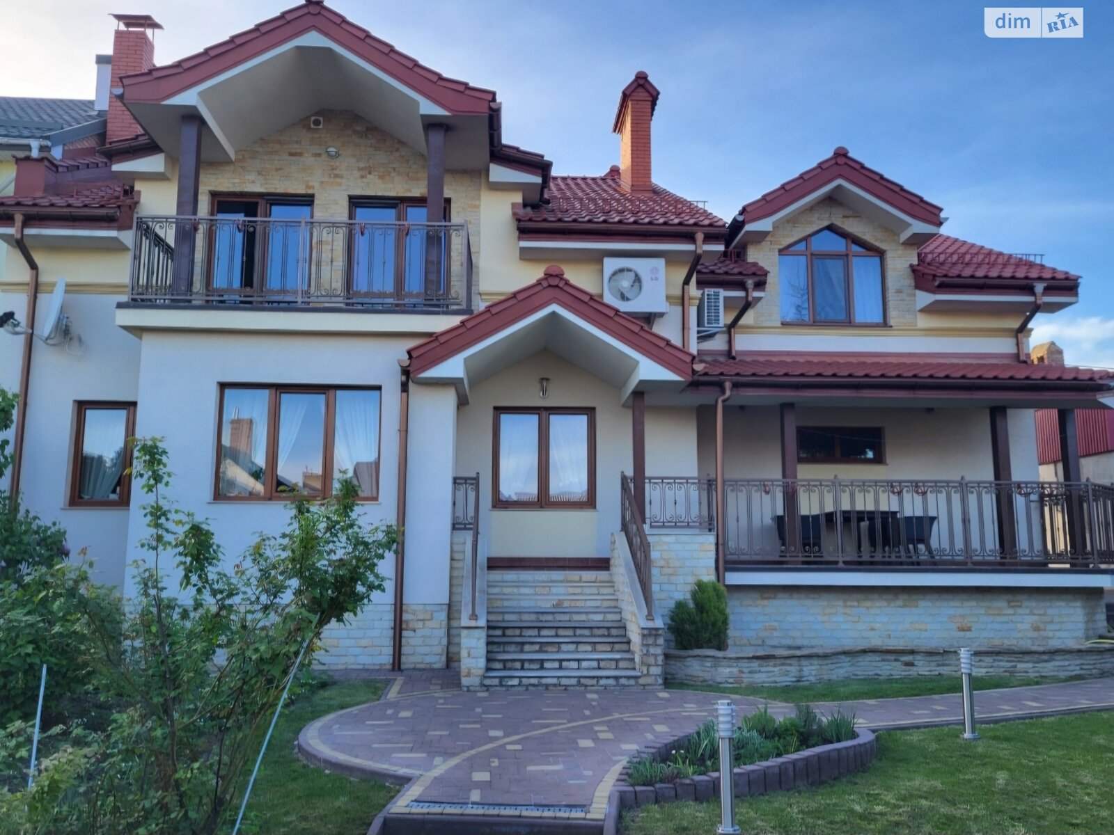 двухэтажный дом с гаражом, 251 кв. м, кирпич. Продажа в Львове район Лычаковский фото 1 двухэтажный дом с гаражом, 251 кв. м, кирпич. Продажа в Львове район Лычаковский фото 1