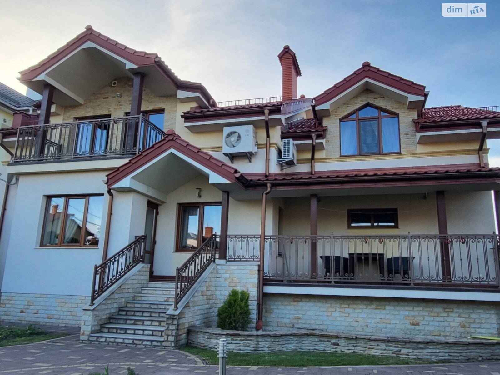 двухэтажный дом с гаражом, 251 кв. м, кирпич. Продажа в Львове район Лычаковский фото 1 двухэтажный дом с гаражом, 251 кв. м, кирпич. Продажа в Львове район Лычаковский фото 1