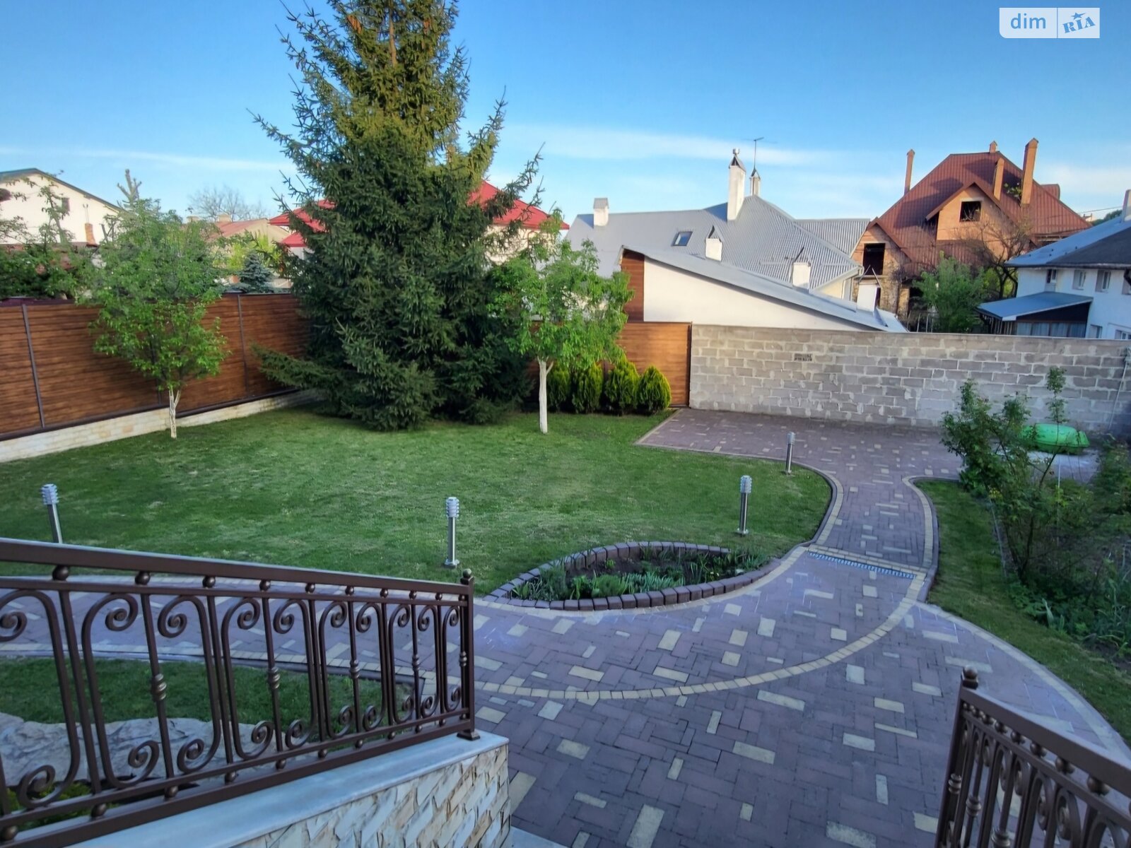 двухэтажный дом с гаражом, 251 кв. м, кирпич. Продажа в Львове район Лычаковский фото 1 двухэтажный дом с гаражом, 251 кв. м, кирпич. Продажа в Львове район Лычаковский фото 1