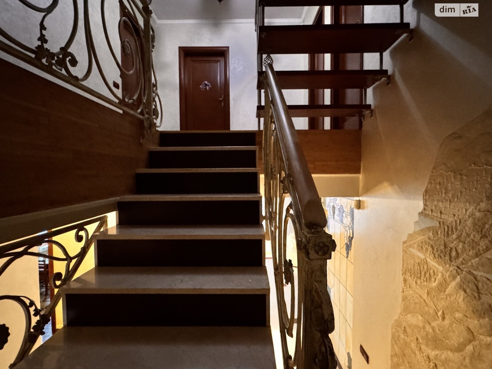 трехэтажный дом с верандой, 462 кв. м, кирпич. Продажа в Львове район Сыховский фото 1