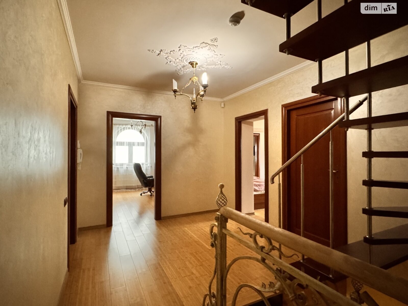 трехэтажный дом с верандой, 462 кв. м, кирпич. Продажа в Львове район Сыховский фото 1