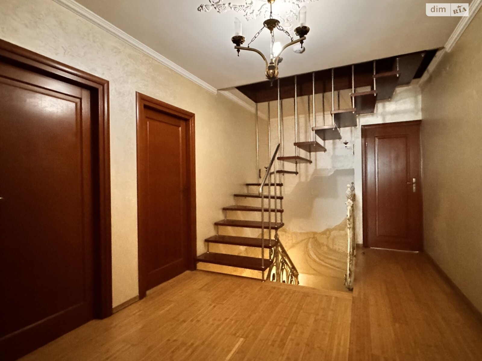 трехэтажный дом с верандой, 462 кв. м, кирпич. Продажа в Львове район Сыховский фото 1