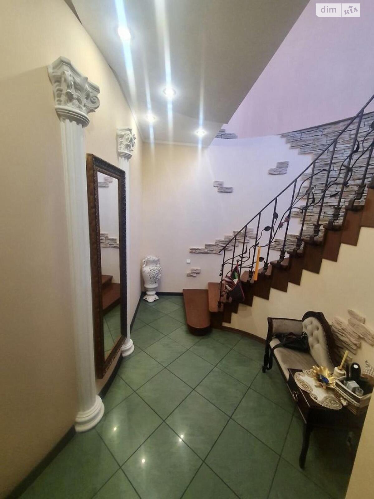 двоповерховий будинок з гаражем, 370 кв. м, цегла. Продаж в Львові, район Залізничний фото 1 двоповерховий будинок з гаражем, 370 кв. м, цегла. Продаж в Львові, район Залізничний фото 1