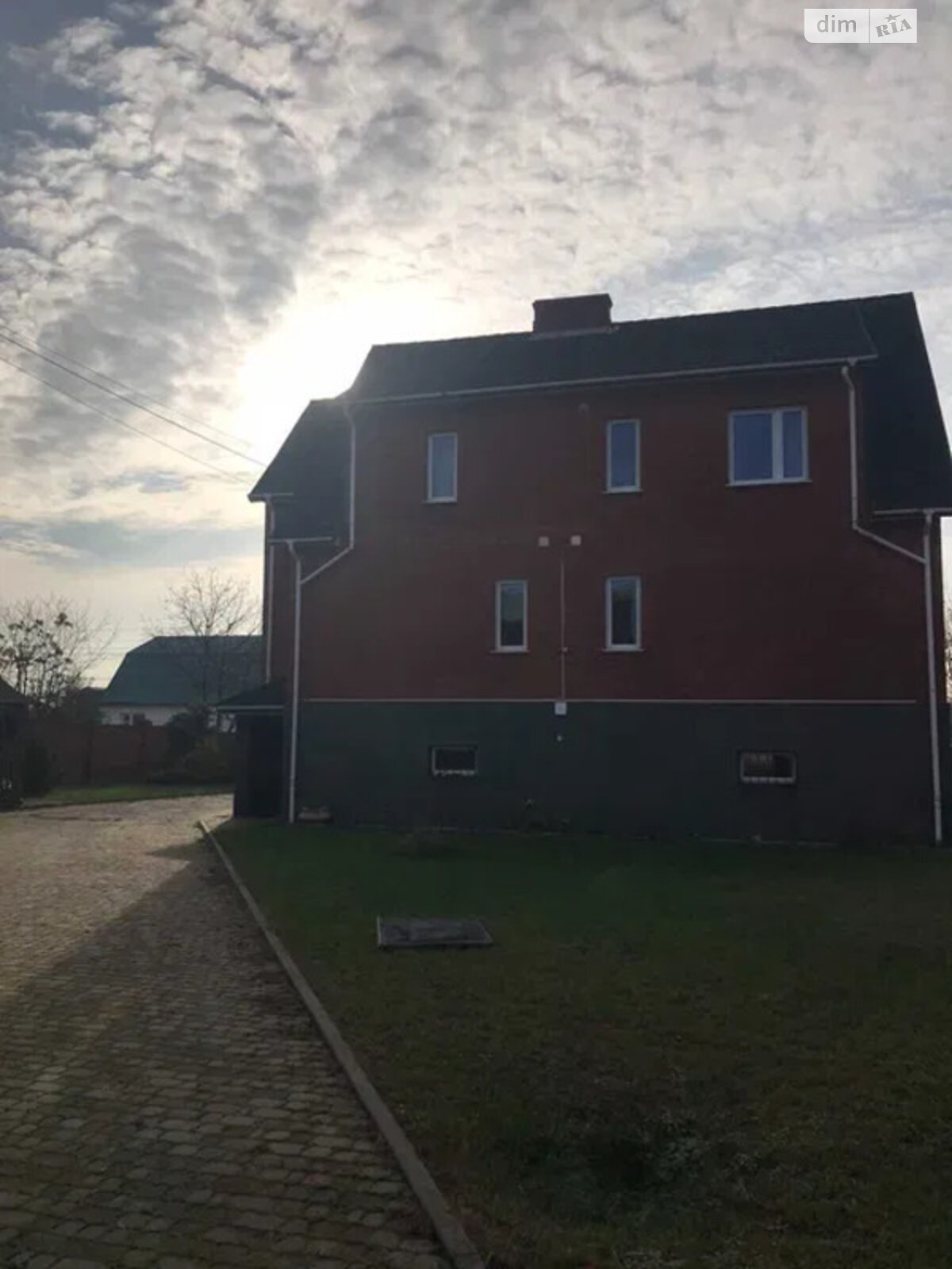 триповерховий будинок з опаленням, 255 кв. м, цегла. Продаж у Любомлі фото 1 триповерховий будинок з опаленням, 255 кв. м, цегла. Продаж у Любомлі фото 1