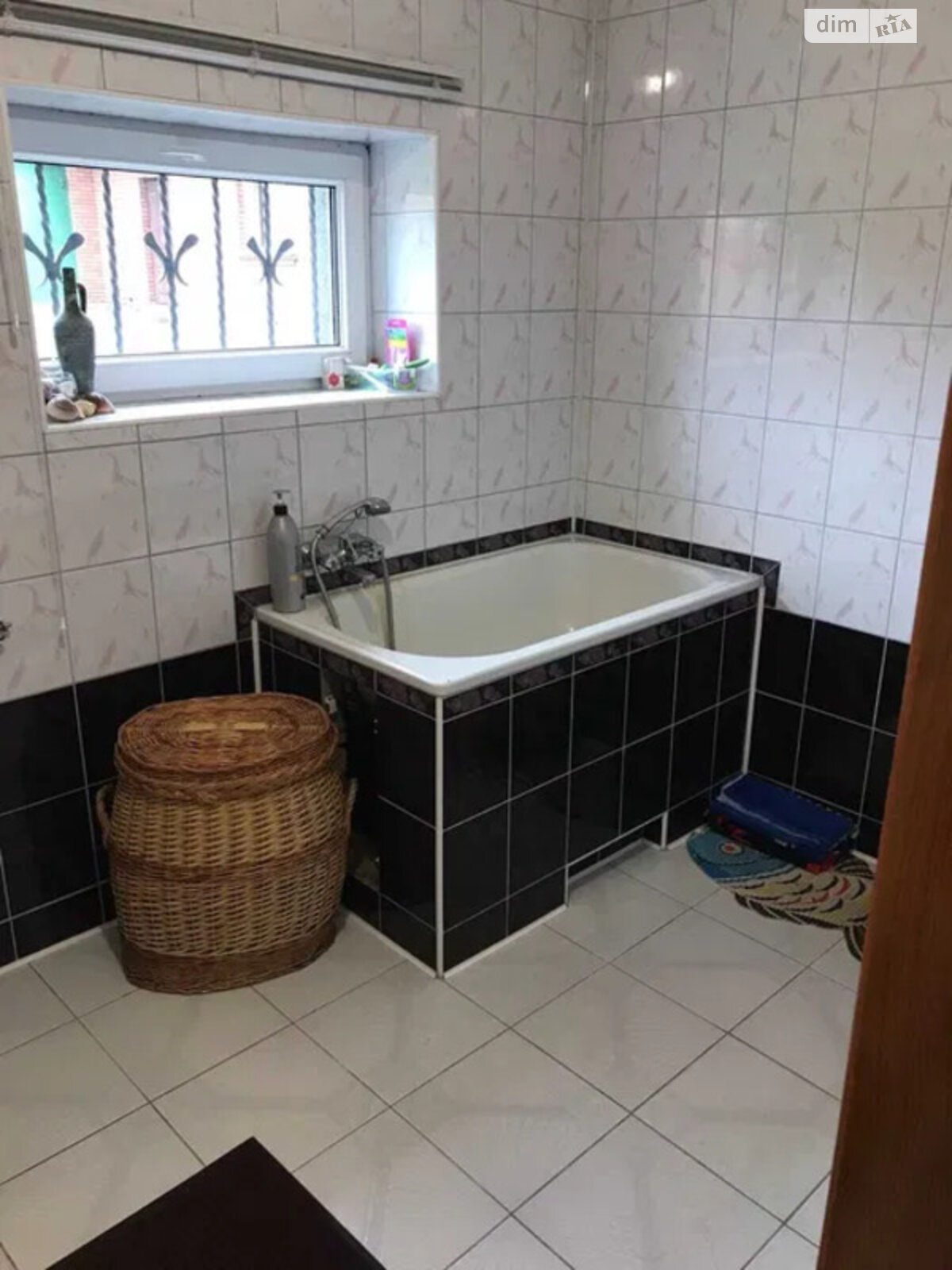 триповерховий будинок з опаленням, 255 кв. м, цегла. Продаж у Любомлі фото 1 триповерховий будинок з опаленням, 255 кв. м, цегла. Продаж у Любомлі фото 1