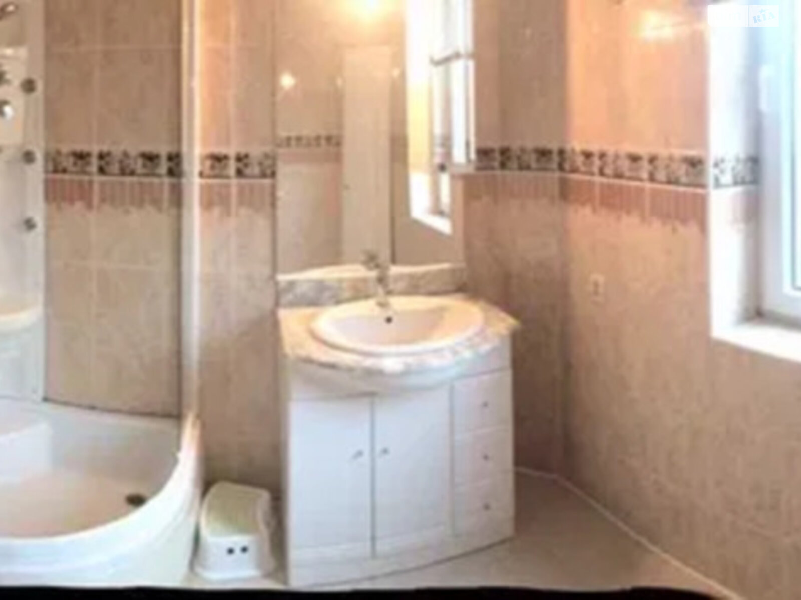 триповерховий будинок з опаленням, 255 кв. м, цегла. Продаж у Любомлі фото 1 триповерховий будинок з опаленням, 255 кв. м, цегла. Продаж у Любомлі фото 1