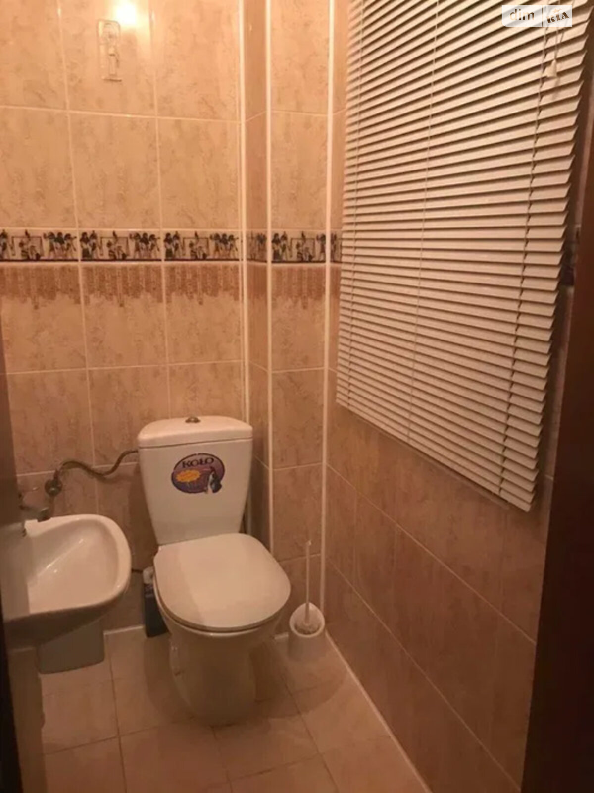триповерховий будинок з опаленням, 255 кв. м, цегла. Продаж у Любомлі фото 1 триповерховий будинок з опаленням, 255 кв. м, цегла. Продаж у Любомлі фото 1