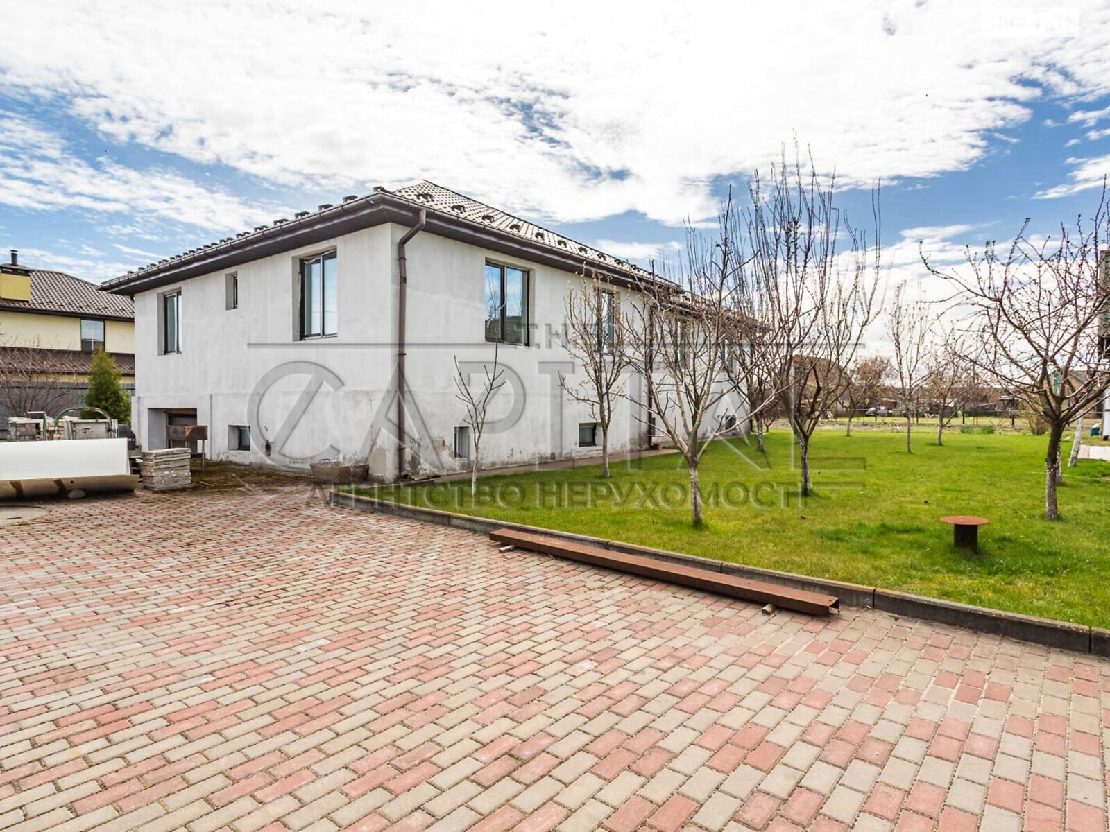 одноэтажный дом с гаражом, 350 кв. м, кирпич. Продажа в Лютиже фото 1 одноэтажный дом с гаражом, 350 кв. м, кирпич. Продажа в Лютиже фото 1