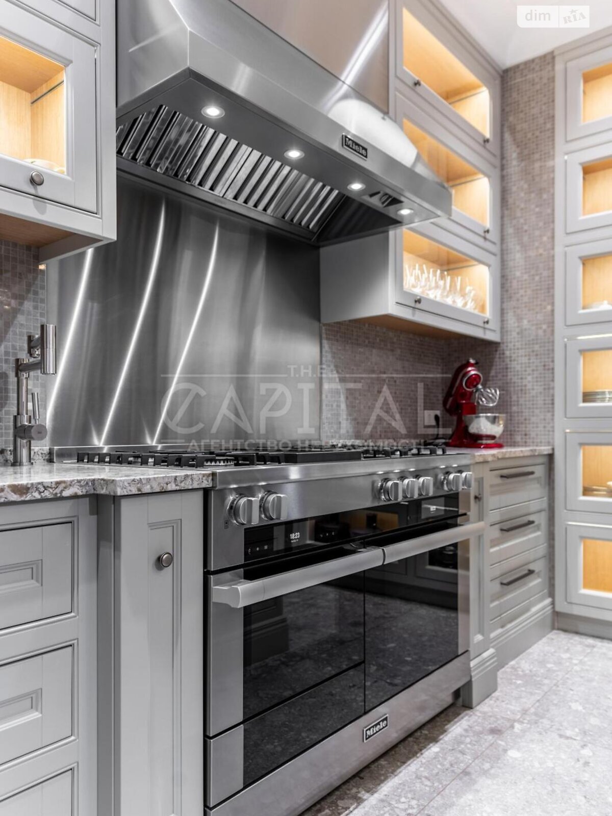 трехэтажный дом с балконом, 640 кв. м, кирпич. Продажа в Лютиже фото 1 трехэтажный дом с балконом, 640 кв. м, кирпич. Продажа в Лютиже фото 1