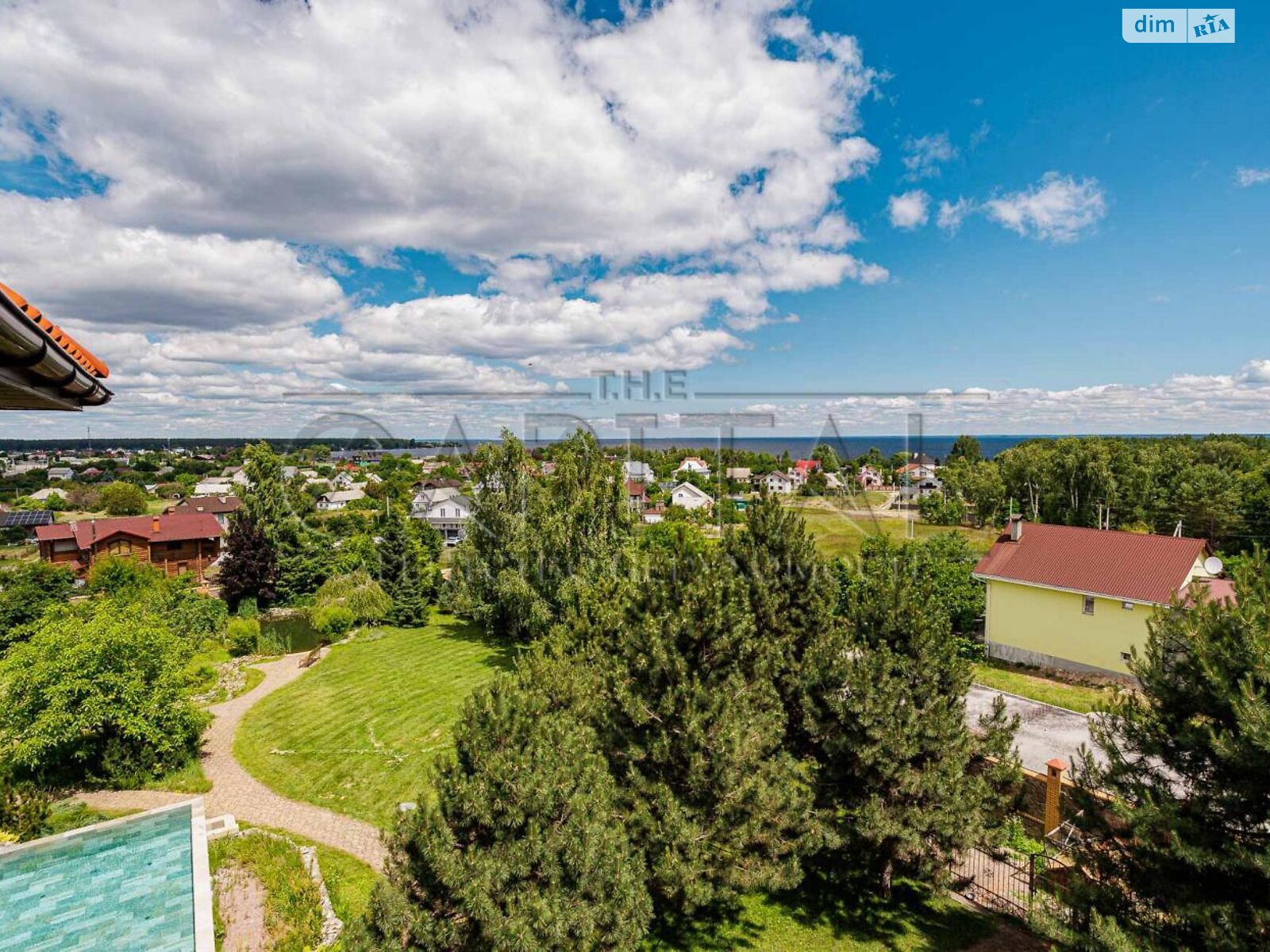 трехэтажный дом с балконом, 640 кв. м, кирпич. Продажа в Лютиже фото 1 трехэтажный дом с балконом, 640 кв. м, кирпич. Продажа в Лютиже фото 1