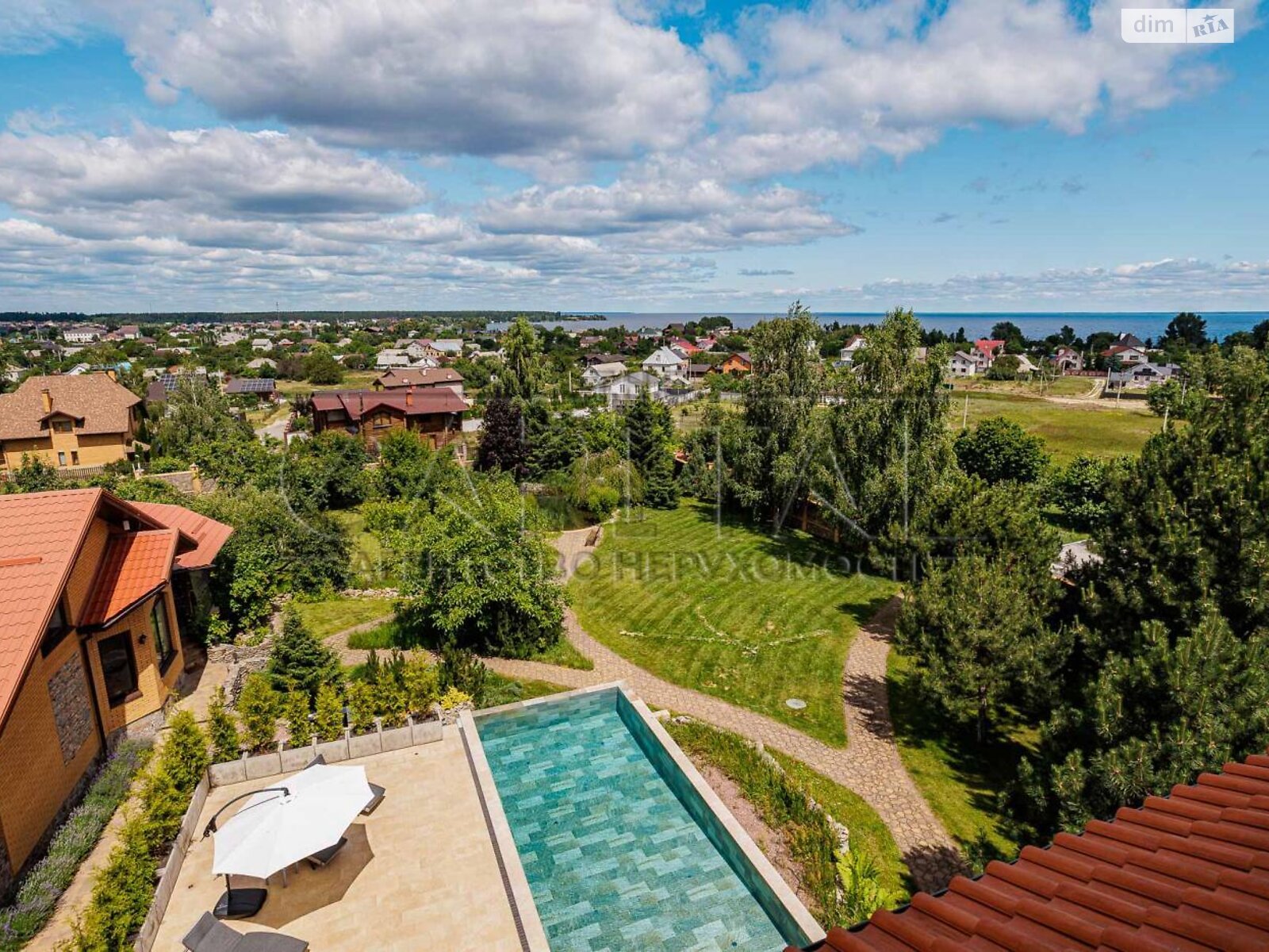 трехэтажный дом с балконом, 640 кв. м, кирпич. Продажа в Лютиже фото 1 трехэтажный дом с балконом, 640 кв. м, кирпич. Продажа в Лютиже фото 1