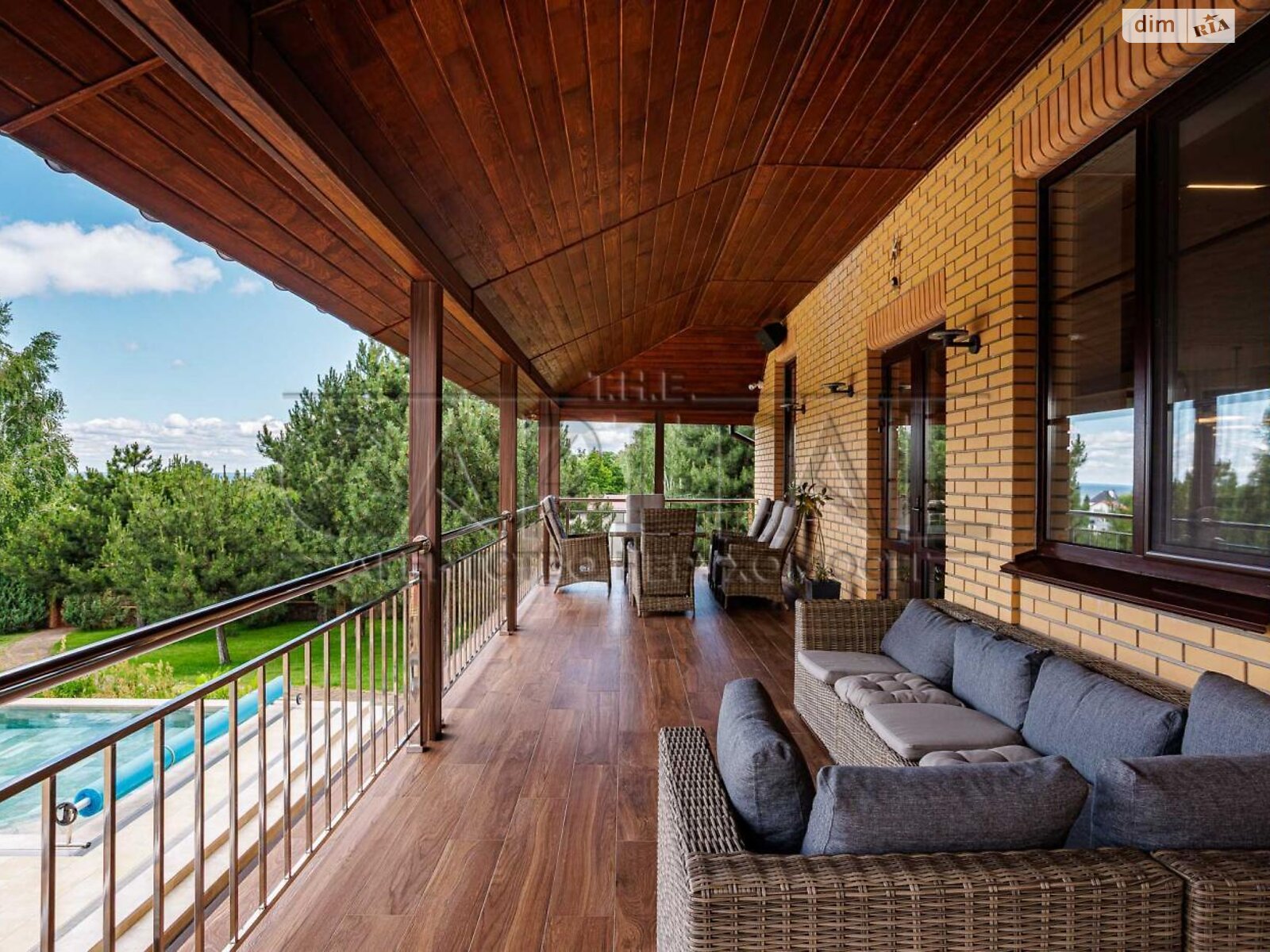 трехэтажный дом с балконом, 640 кв. м, кирпич. Продажа в Лютиже фото 1 трехэтажный дом с балконом, 640 кв. м, кирпич. Продажа в Лютиже фото 1
