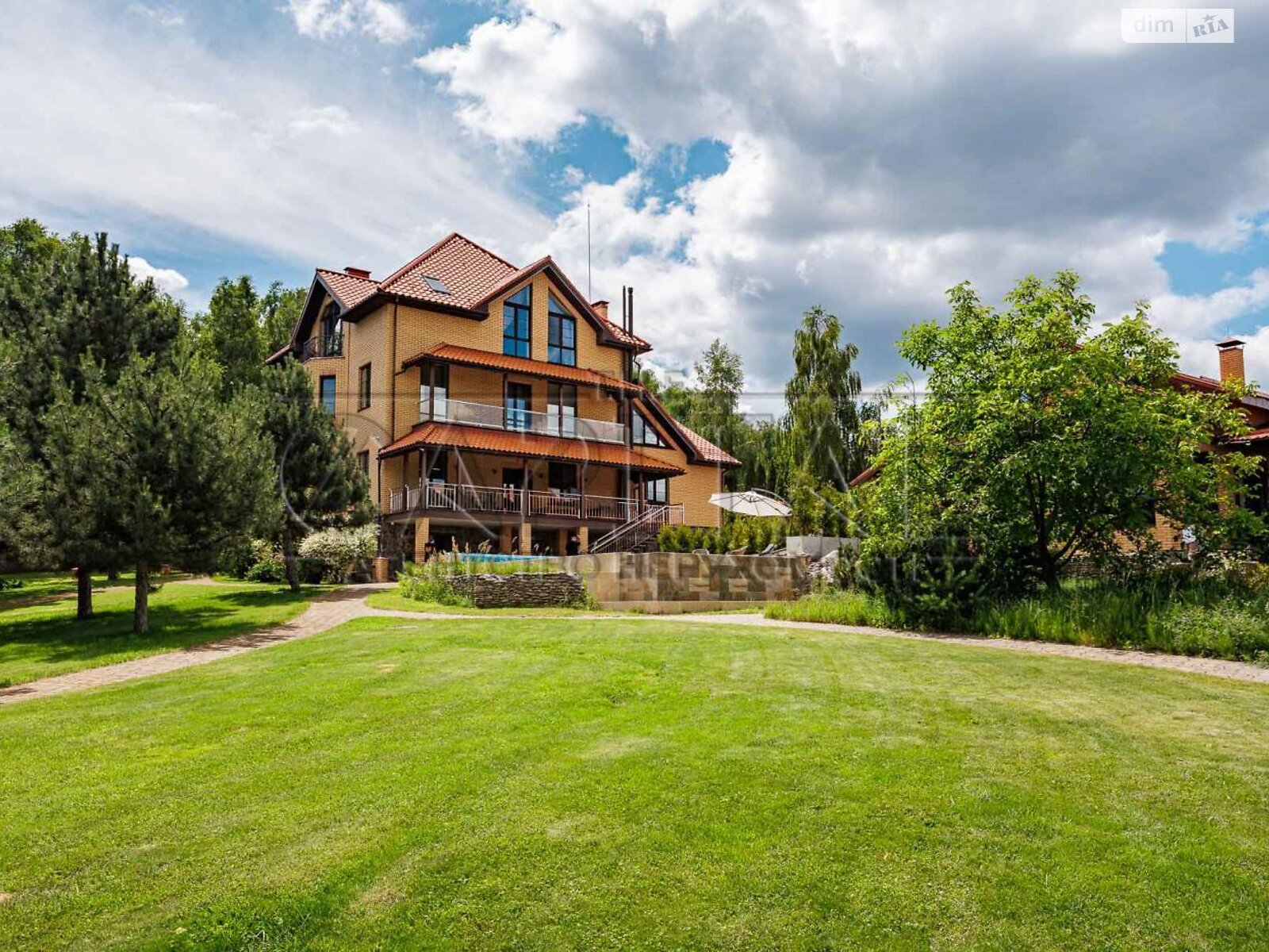 трехэтажный дом с балконом, 640 кв. м, кирпич. Продажа в Лютиже фото 1 трехэтажный дом с балконом, 640 кв. м, кирпич. Продажа в Лютиже фото 1